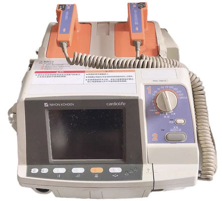 Servizio e riparazione del defibrillatore NIHON KOHDEN TEC-7621C con batterie a manico
