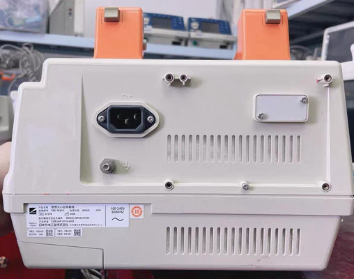 Servizio e riparazione del defibrillatore NIHON KOHDEN TEC-7621C con batterie a manico
