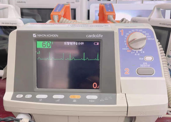 Servizio e riparazione del defibrillatore NIHON KOHDEN TEC-7621C con batterie a manico