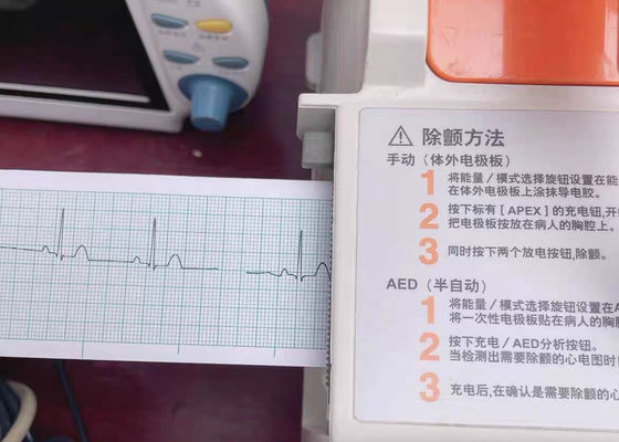Servizio e riparazione del defibrillatore NIHON KOHDEN TEC-7621C con batterie a manico